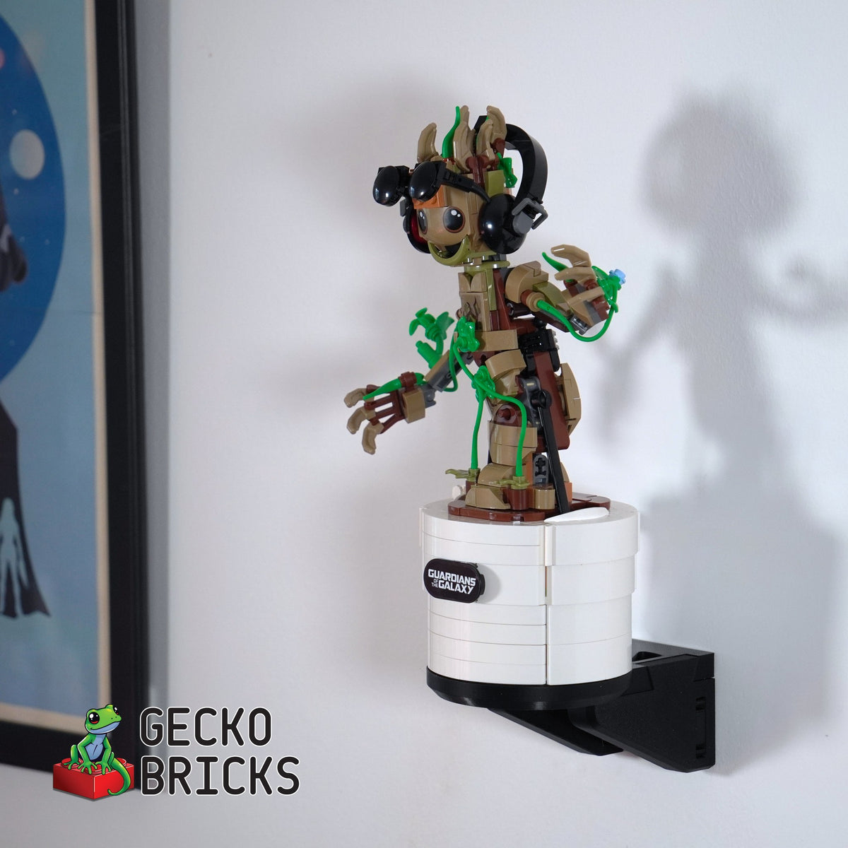 LEGO® Marvel Dancing Groot 76297 aan de muur met premium wandbeugel - vooraanzicht