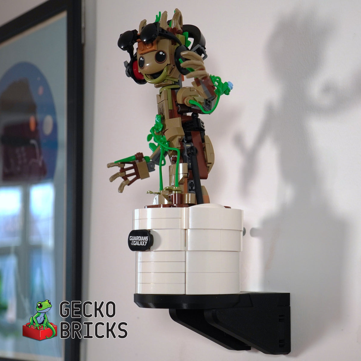 LEGO® Marvel Dancing Groot 76297 zwevend aan de muur met premium wandbeugel - aanzicht 2