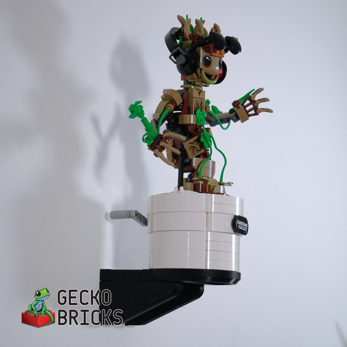 LEGO® Marvel Dancing Groot 76297 zwevend aan de muur met premium wandbeugel - aanzicht 3