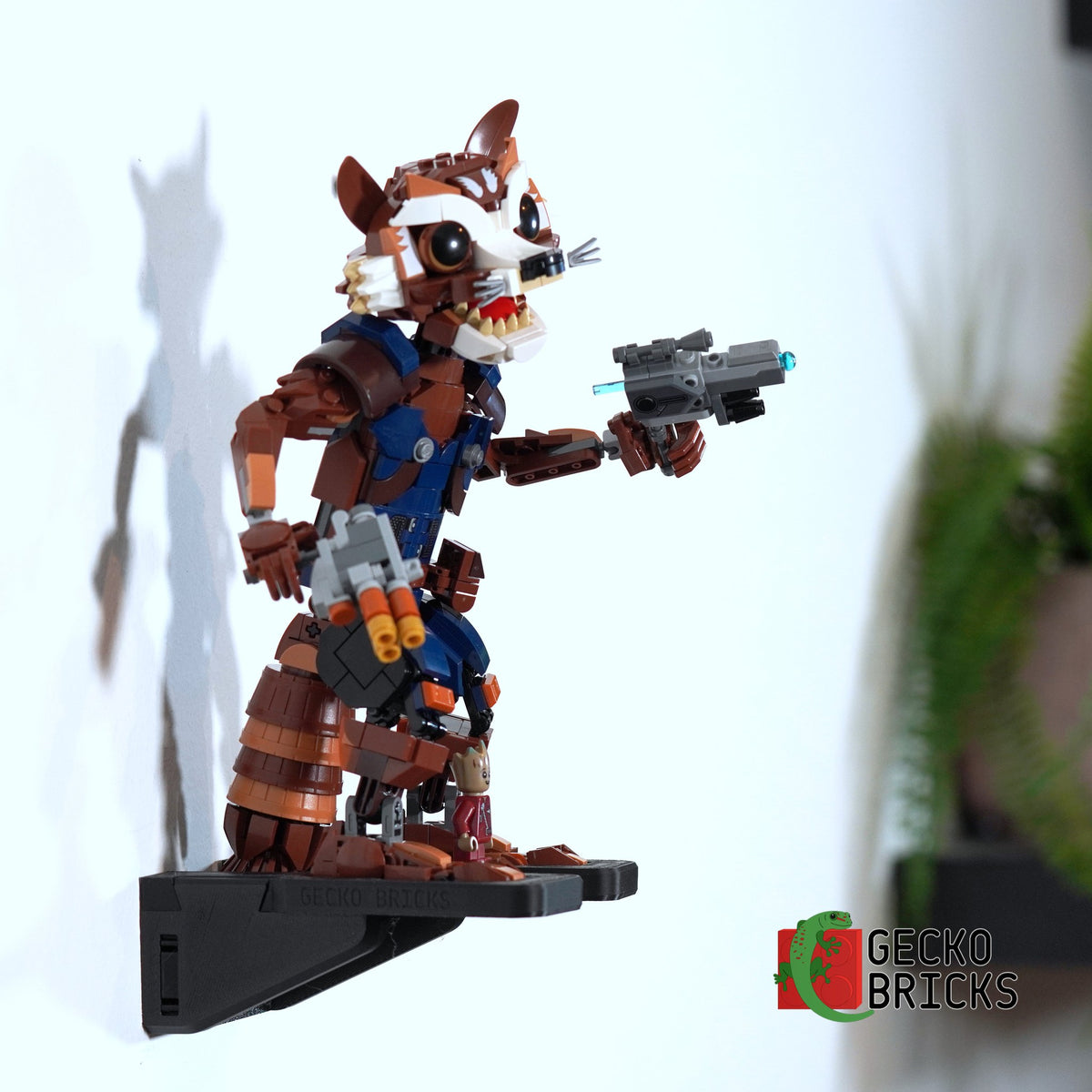 LEGO® Marvel Rocket & Baby Groot 76282 zwevend aan de muur met premium wandbeugel - aanzicht 3