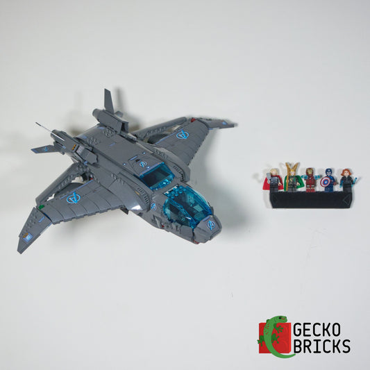 LEGO® Marvel The Avengers Quinjet 76248 aan de muur met premium wandbeugel - vooraanzicht