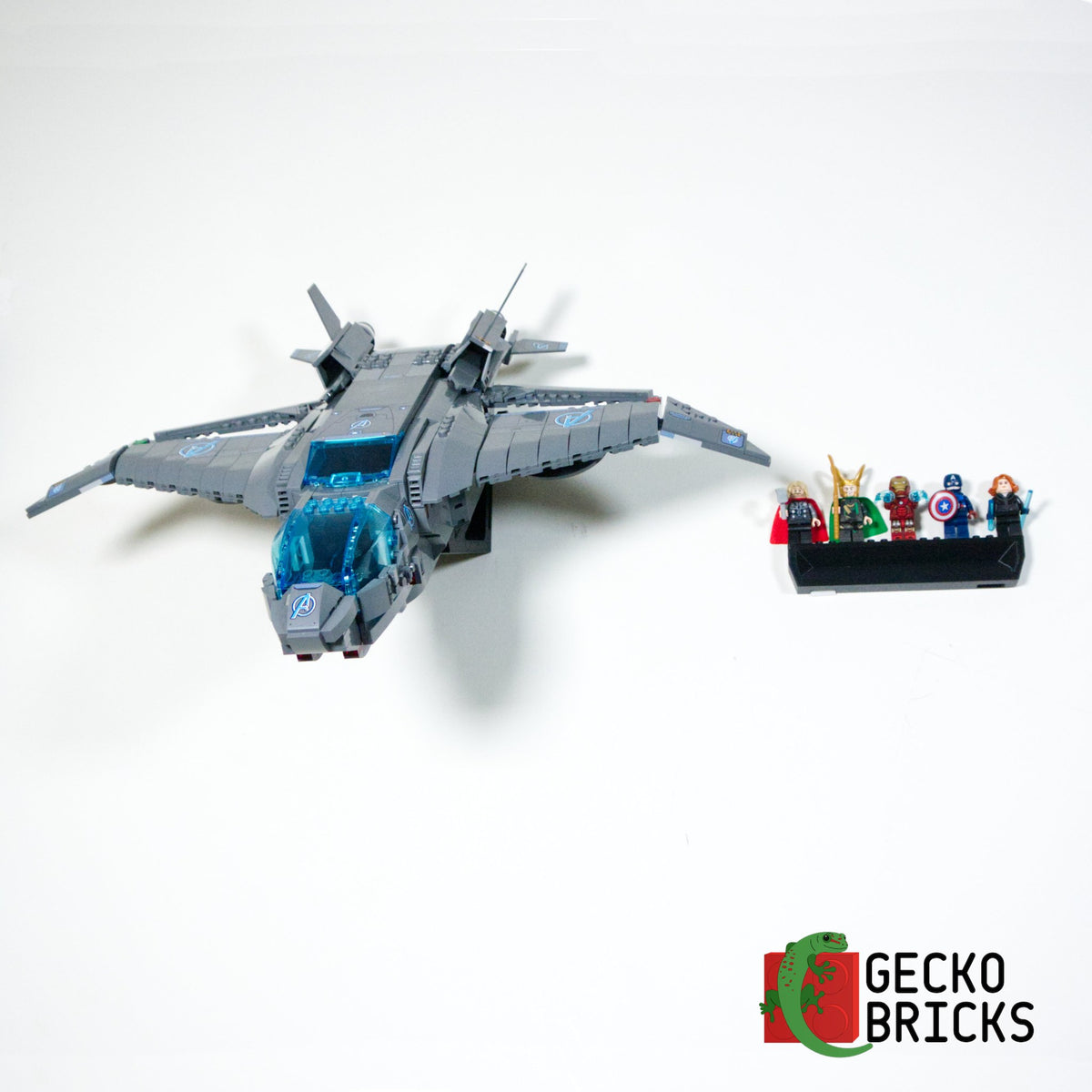 LEGO® Marvel The Avengers Quinjet 76248 zwevend aan de muur met premium wandbeugel - aanzicht 2