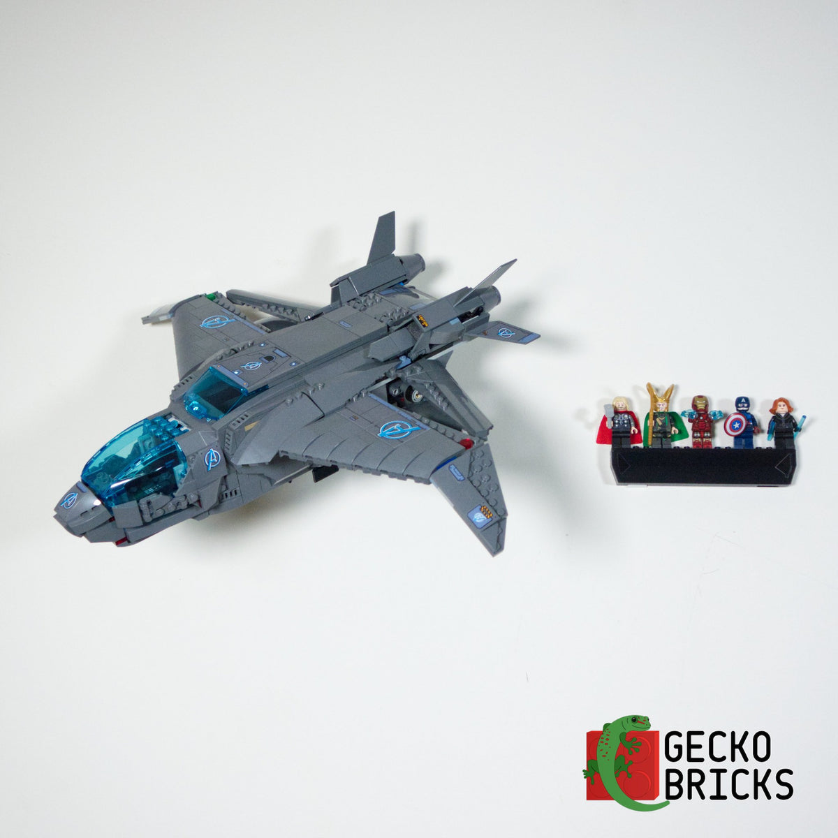 LEGO® Marvel The Avengers Quinjet 76248 zwevend aan de muur met premium wandbeugel - aanzicht 3