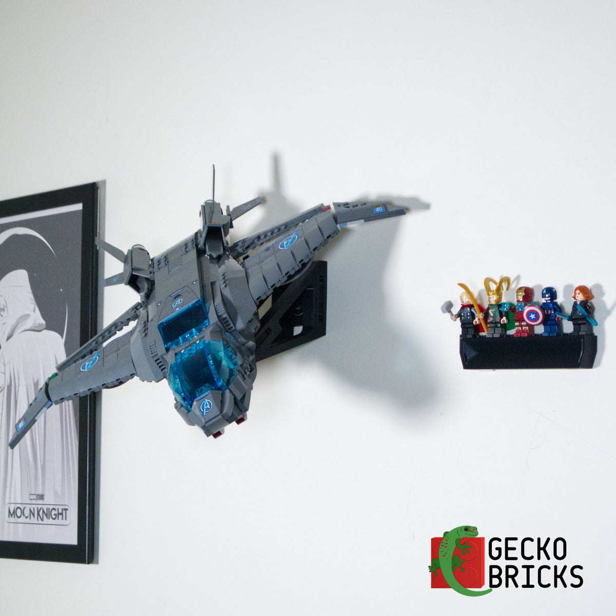 LEGO® Marvel The Avengers Quinjet 76248 zwevend aan de muur met premium wandbeugel - aanzicht 4