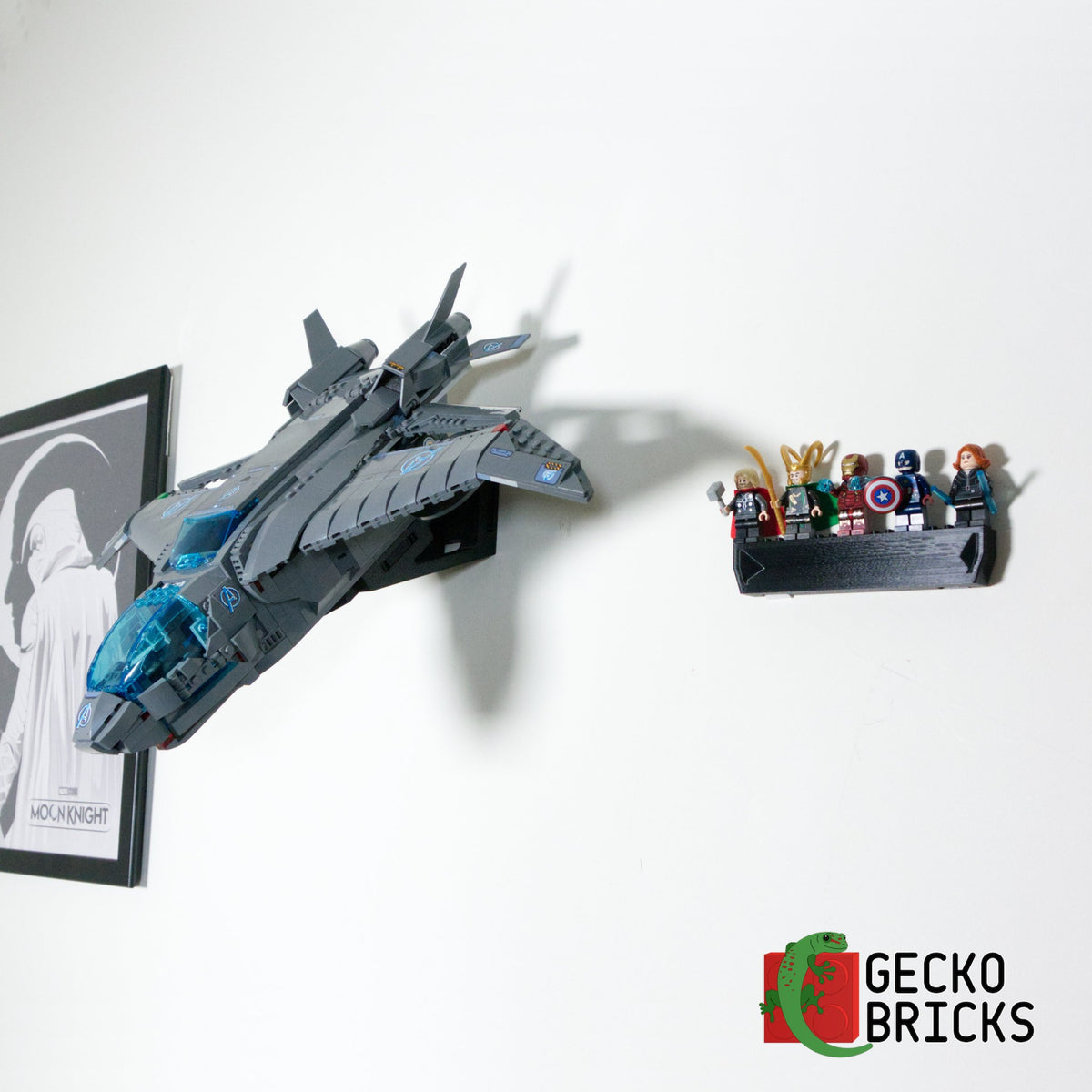 LEGO® Marvel The Avengers Quinjet 76248 zwevend aan de muur met premium wandbeugel - aanzicht 5