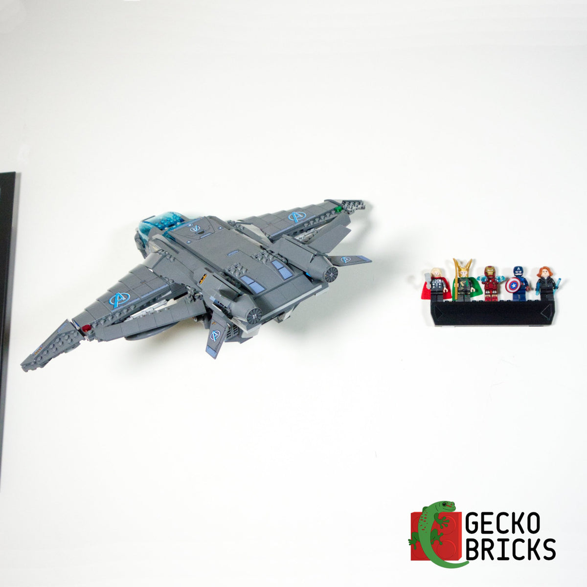 LEGO® Marvel The Avengers Quinjet 76248 zwevend aan de muur met premium wandbeugel - aanzicht 6