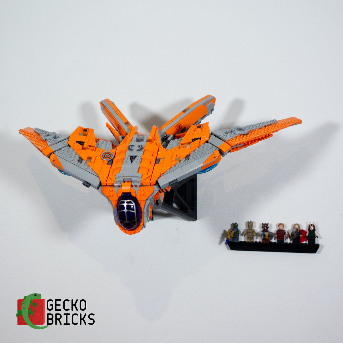 LEGO® Marvel The Guardians' Ship 76193 aan de muur met premium wandbeugel - vooraanzicht