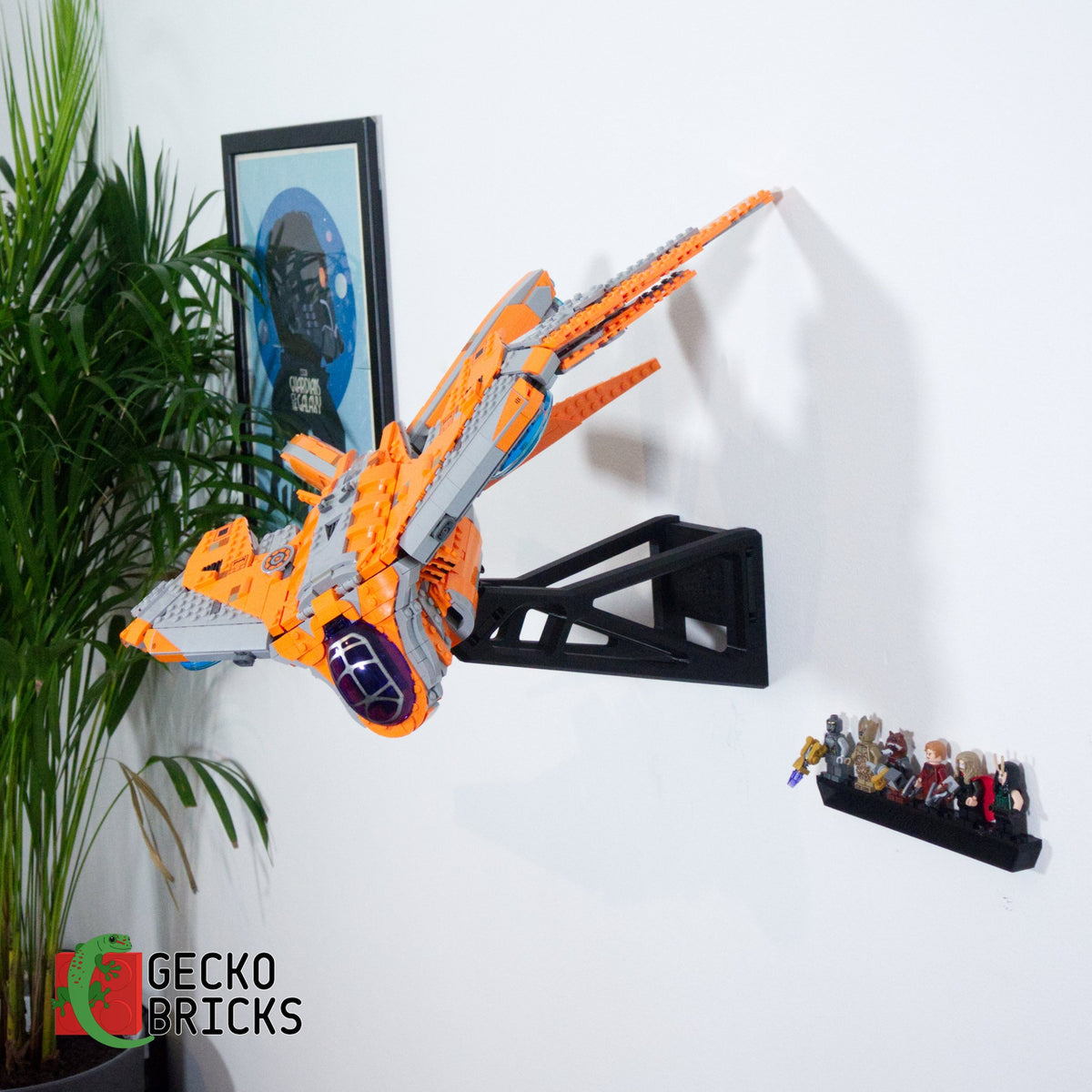 LEGO® Marvel The Guardians' Ship 76193 zwevend aan de muur met premium wandbeugel - aanzicht 3