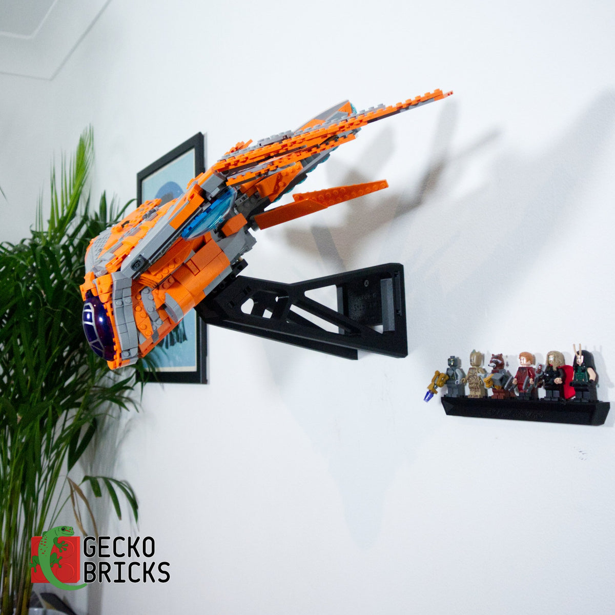 LEGO® Marvel The Guardians' Ship 76193 zwevend aan de muur met premium wandbeugel - aanzicht 4