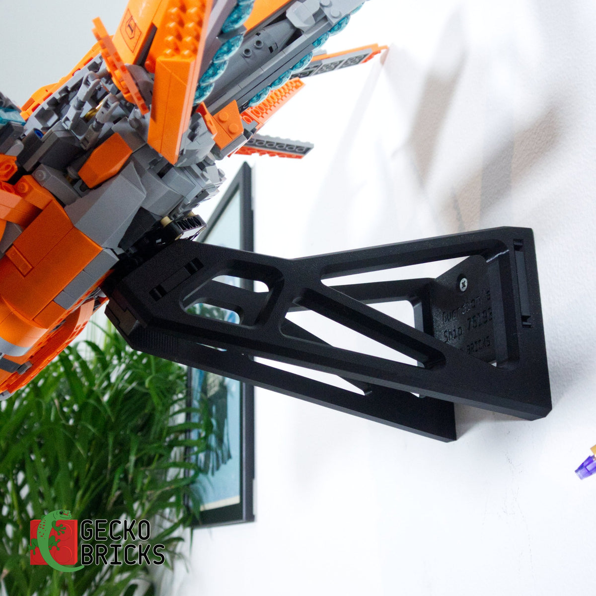LEGO® Marvel The Guardians' Ship 76193 zwevend aan de muur met premium wandbeugel - aanzicht 7