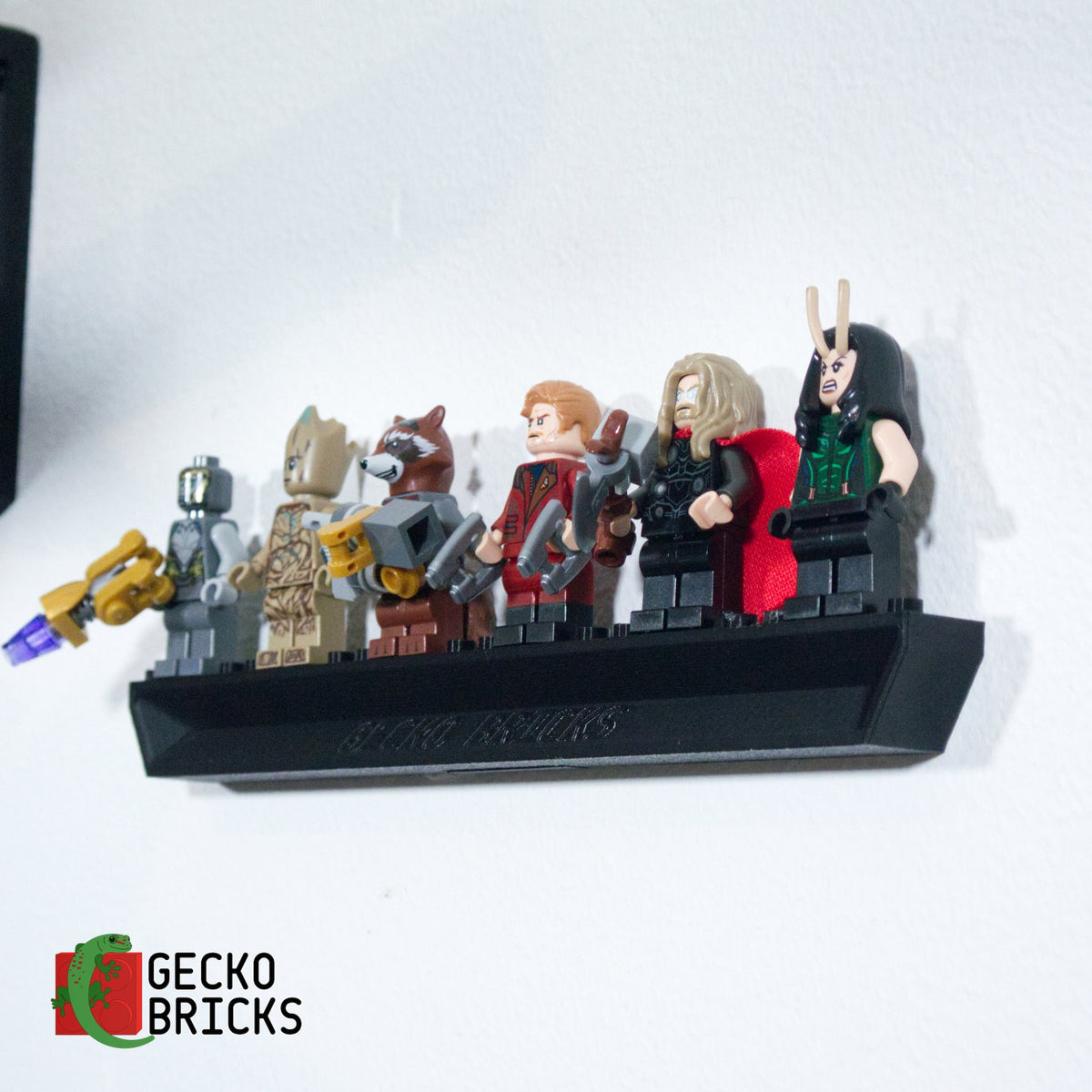 LEGO® Marvel The Guardians' Ship 76193 zwevend aan de muur met premium wandbeugel - aanzicht 8