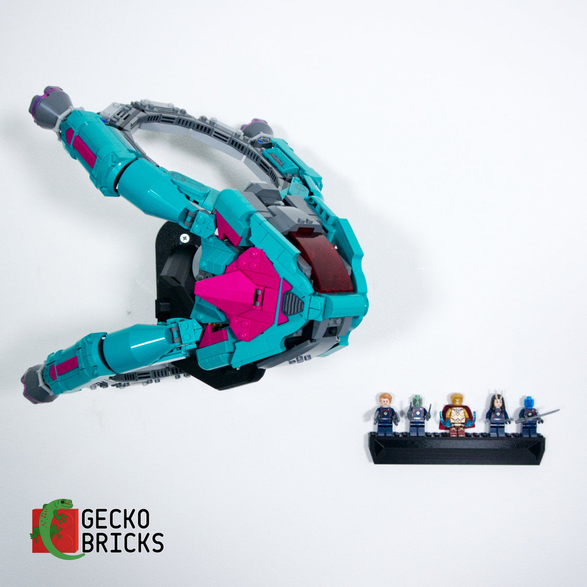 LEGO® Marvel The New Guardians' Ship 76255 aan de muur met premium wandbeugel - vooraanzicht