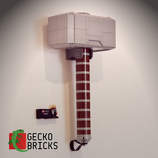 LEGO® Marvel Thor's Hamer Mjolnir 76209 aan de muur met premium wandbeugel - vooraanzicht