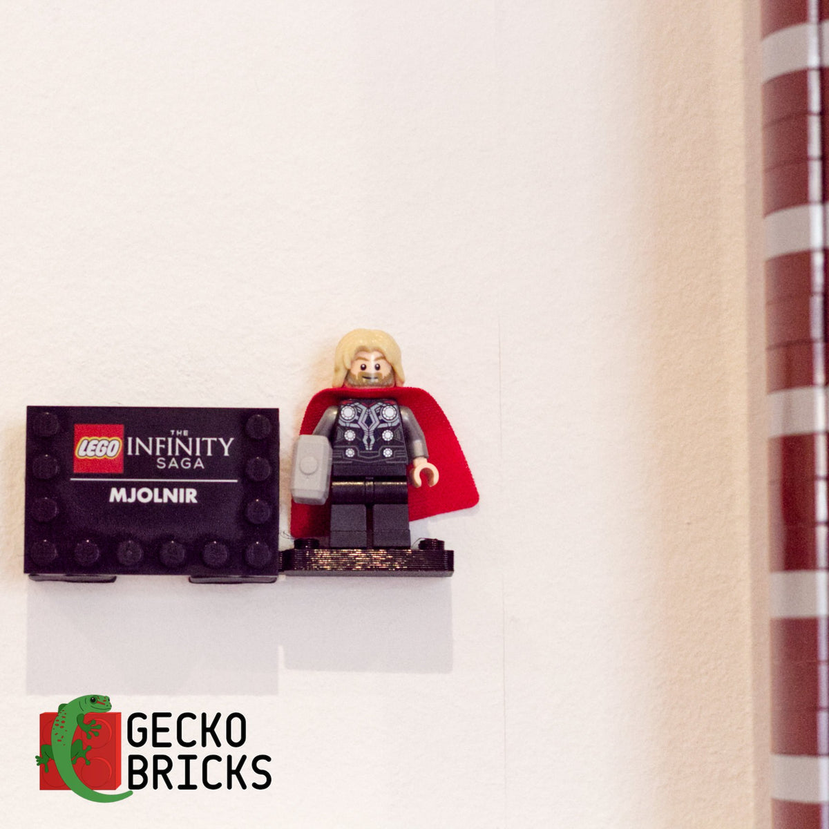 LEGO® Marvel Thor's Hamer Mjolnir 76209 zwevend aan de muur met premium wandbeugel - aanzicht 4