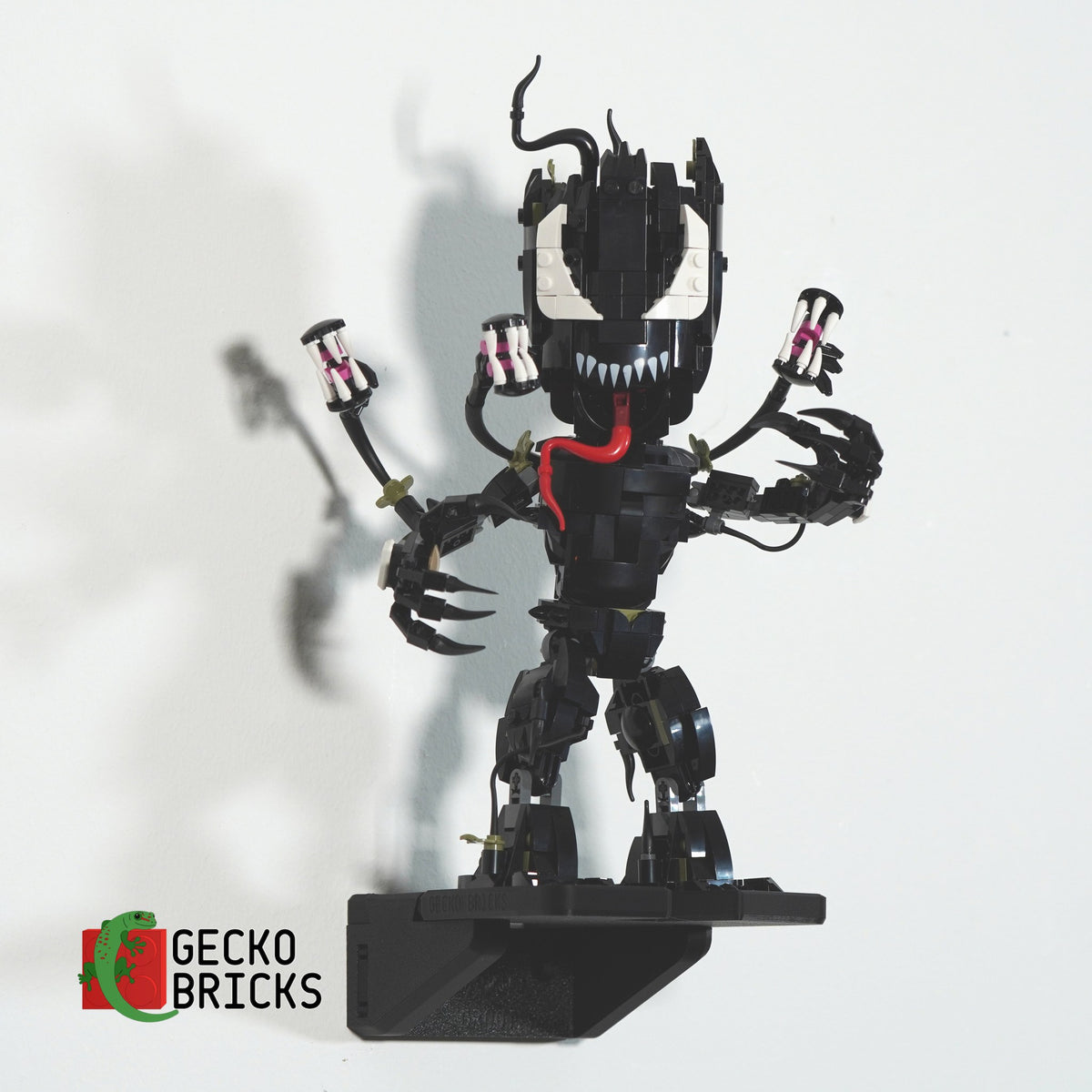 LEGO® Marvel Venom Groot 76249 zwevend aan de muur met premium wandbeugel - aanzicht 2
