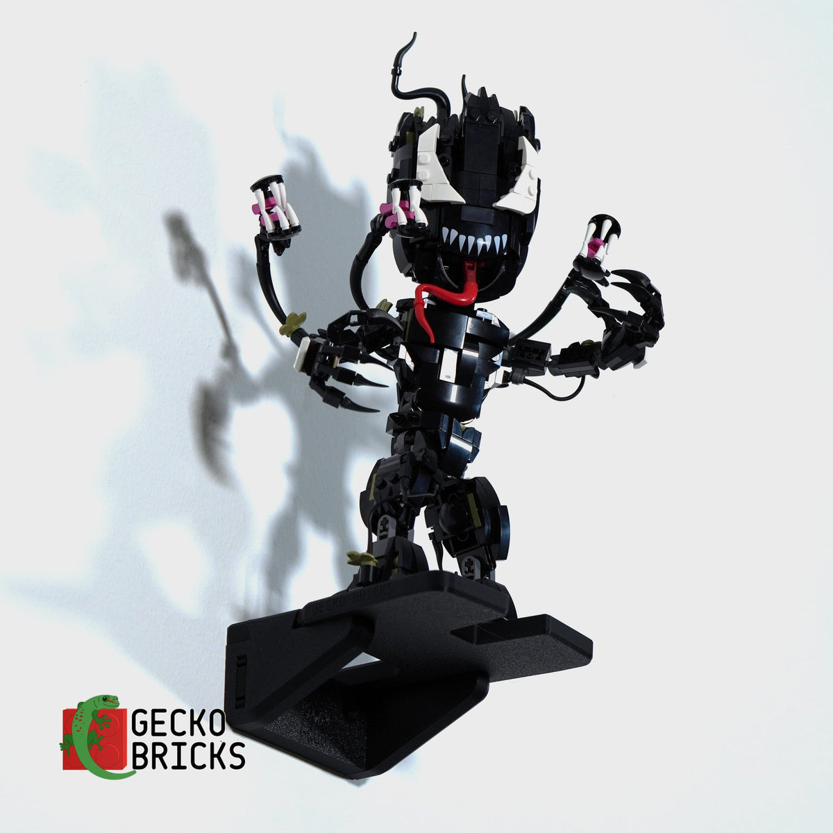 LEGO® Marvel Venom Groot 76249 zwevend aan de muur met premium wandbeugel - aanzicht 3