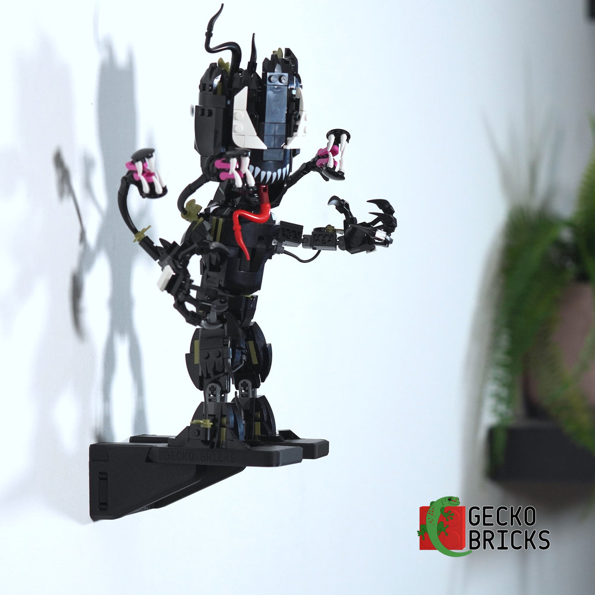 LEGO® Marvel Venom Groot 76249 zwevend aan de muur met premium wandbeugel - aanzicht 4