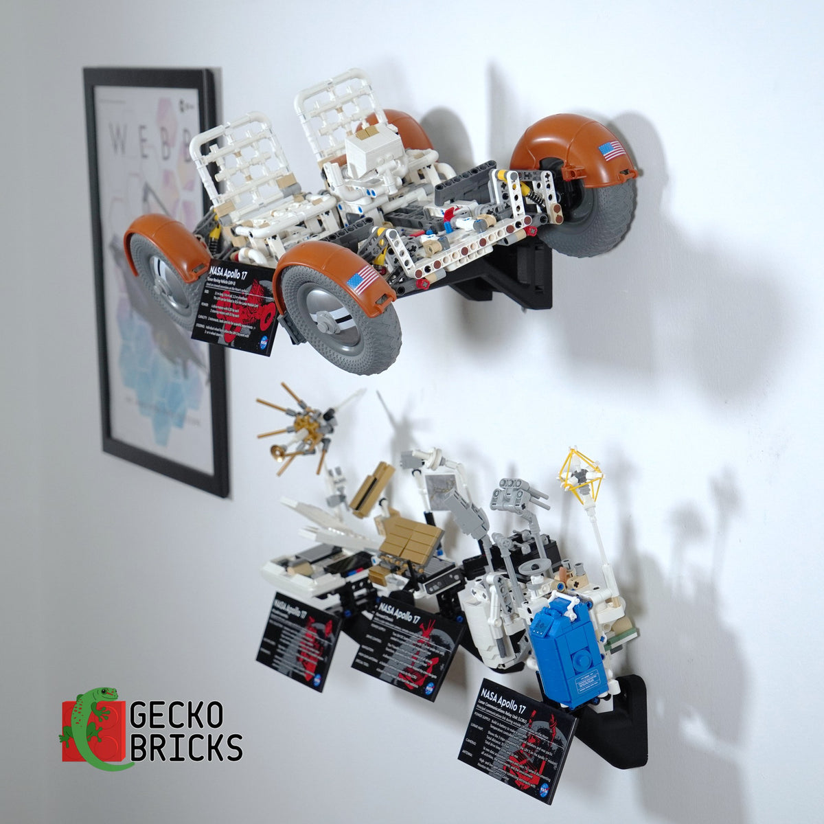 LEGO® NASA Apollo Lunar Roving Vehicle 42182 aan de muur met premium wandbeugel - vooraanzicht