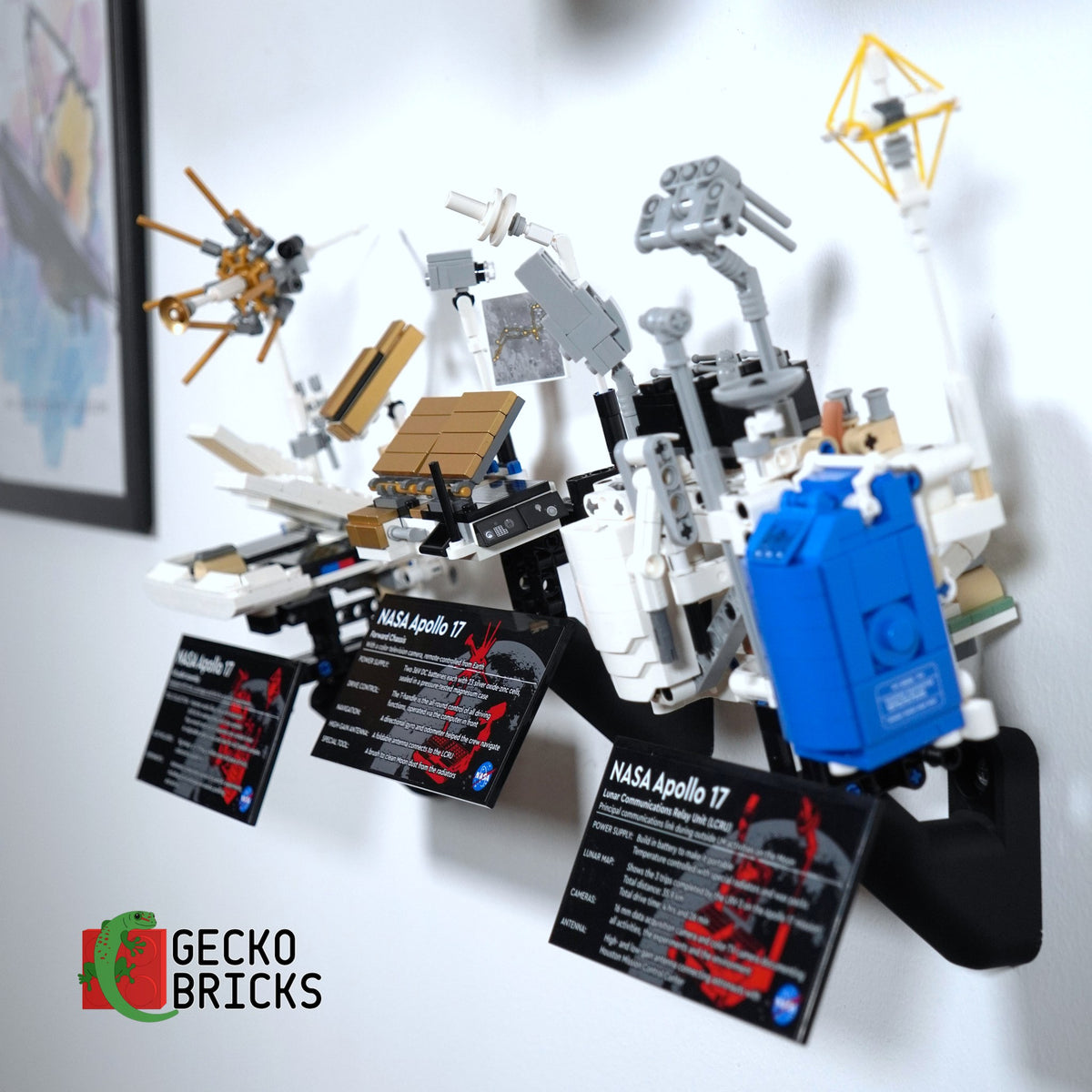 LEGO® NASA Apollo Lunar Roving Vehicle 42182 zwevend aan de muur met premium wandbeugel - aanzicht 2