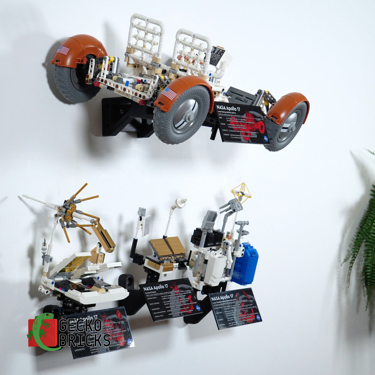 LEGO® NASA Apollo Lunar Roving Vehicle 42182 zwevend aan de muur met premium wandbeugel - aanzicht 4