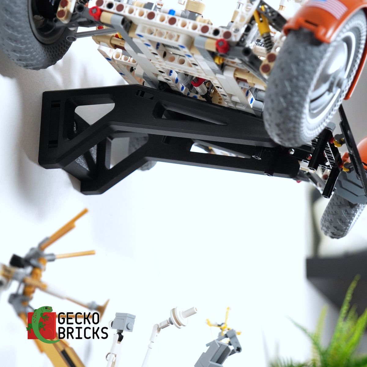 LEGO® NASA Apollo Lunar Roving Vehicle 42182 zwevend aan de muur met premium wandbeugel - aanzicht 5