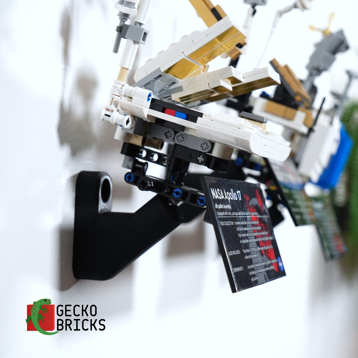 LEGO® NASA Apollo Lunar Roving Vehicle 42182 zwevend aan de muur met premium wandbeugel - aanzicht 6