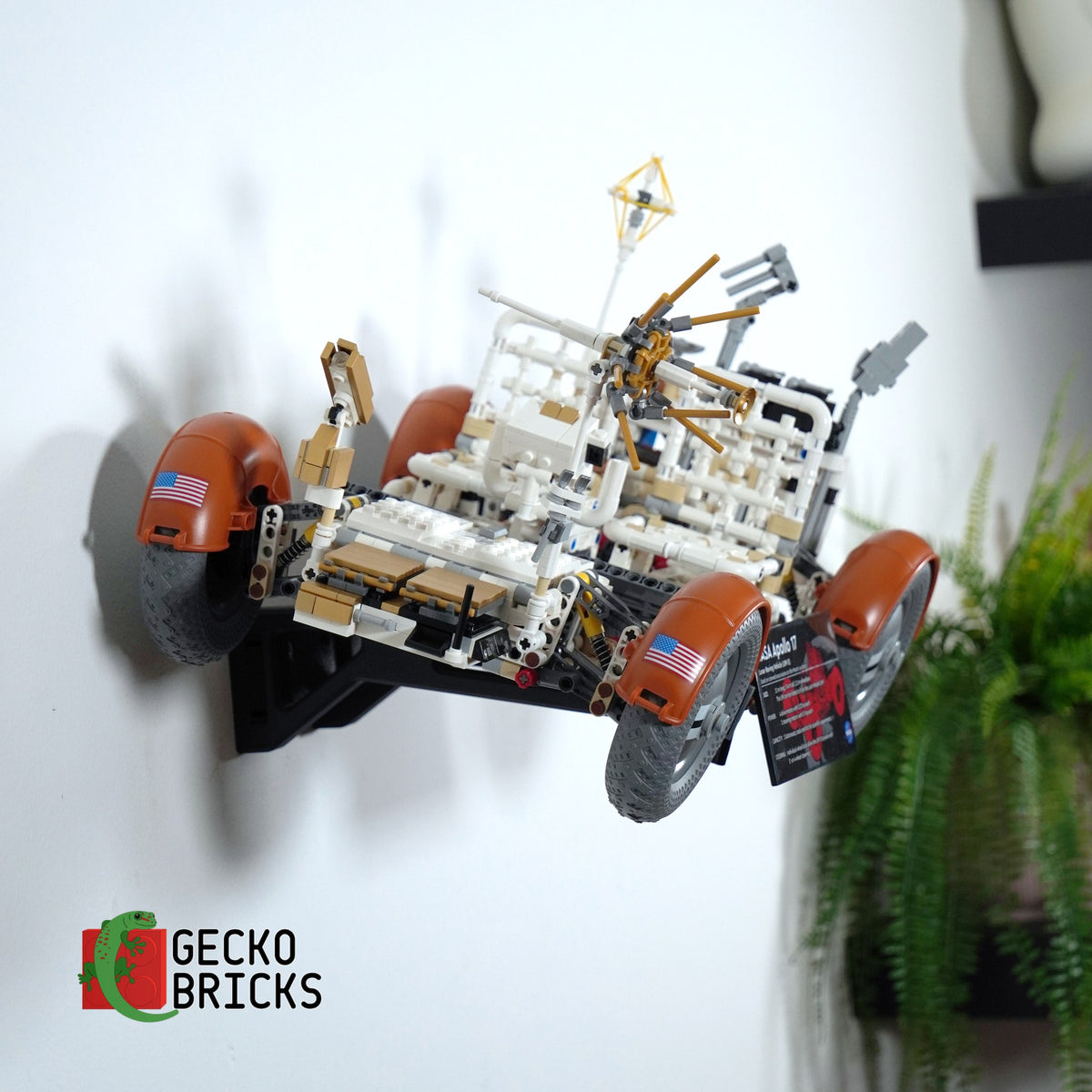 LEGO® NASA Apollo Lunar Roving Vehicle 42182 zwevend aan de muur met premium wandbeugel - aanzicht 8