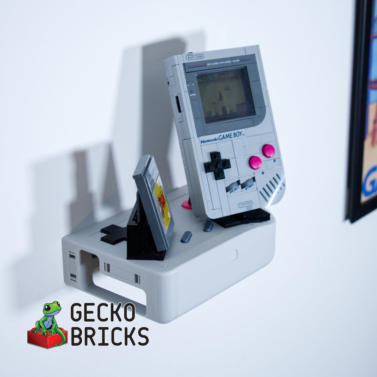 LEGO® Nintendo Game Boy 72046 zwevend aan de muur met premium wandbeugel - aanzicht 3