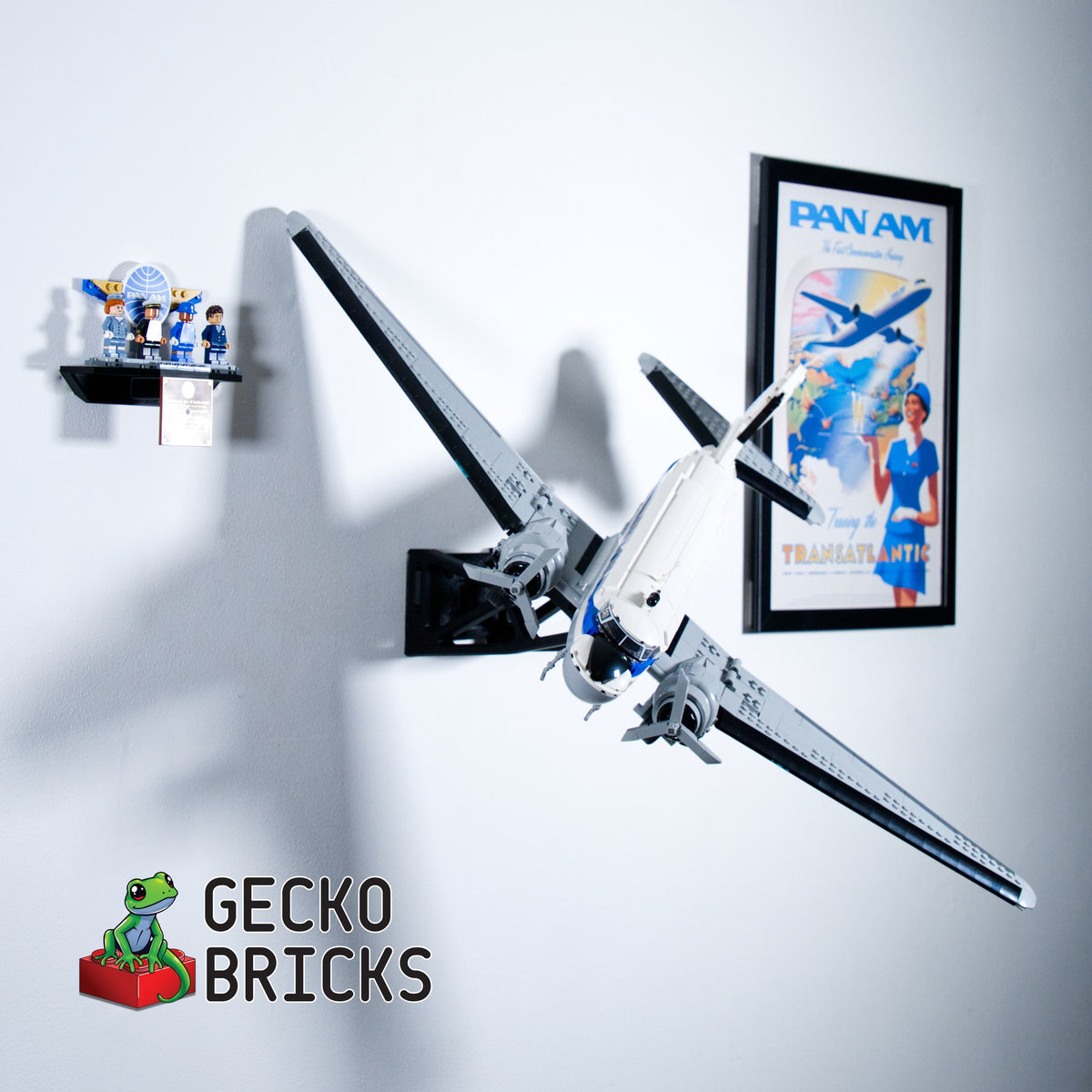 LEGO® PanAm DC-3 11378 aan de muur met premium wandbeugel - vooraanzicht