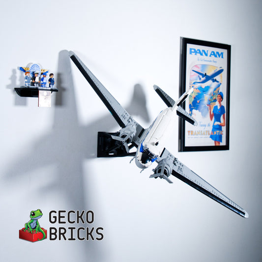 LEGO® PanAm DC-3 11378 aan de muur met premium wandbeugel - vooraanzicht