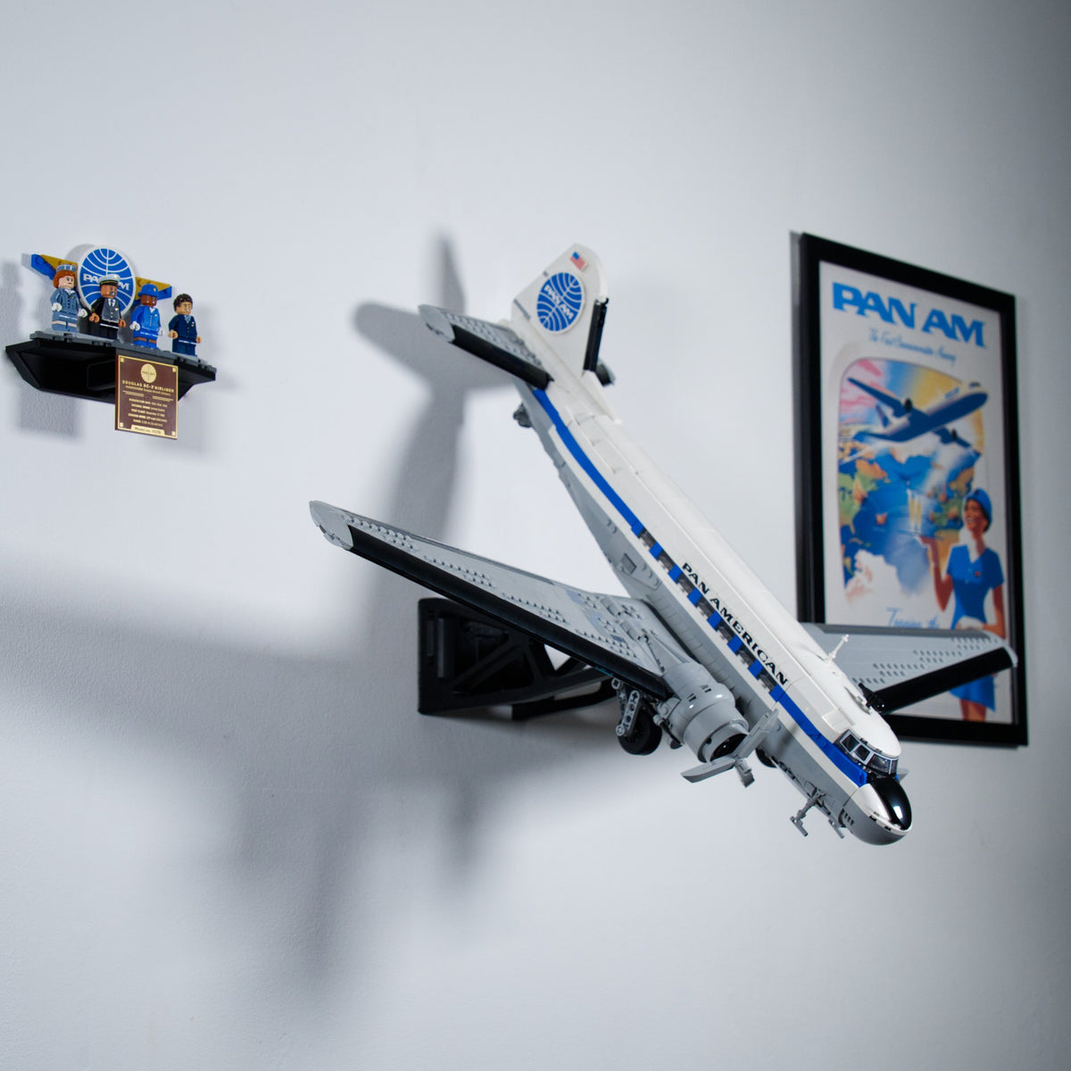 LEGO® PanAm DC-3 11378 zwevend aan de muur met premium wandbeugel - aanzicht 2