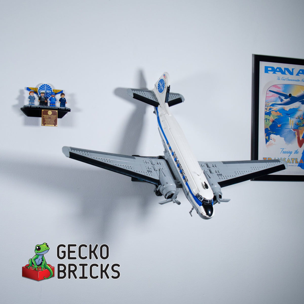 LEGO® PanAm DC-3 11378 zwevend aan de muur met premium wandbeugel - aanzicht 3