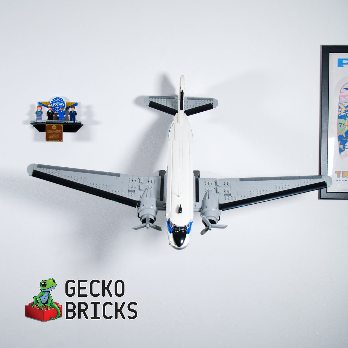 LEGO® PanAm DC-3 11378 zwevend aan de muur met premium wandbeugel - aanzicht 4