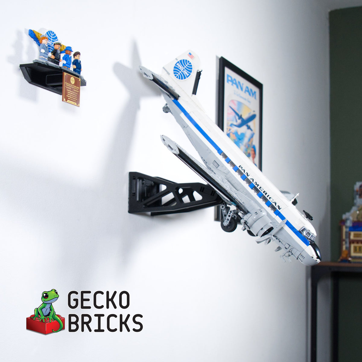 LEGO® PanAm DC-3 11378 zwevend aan de muur met premium wandbeugel - aanzicht 5