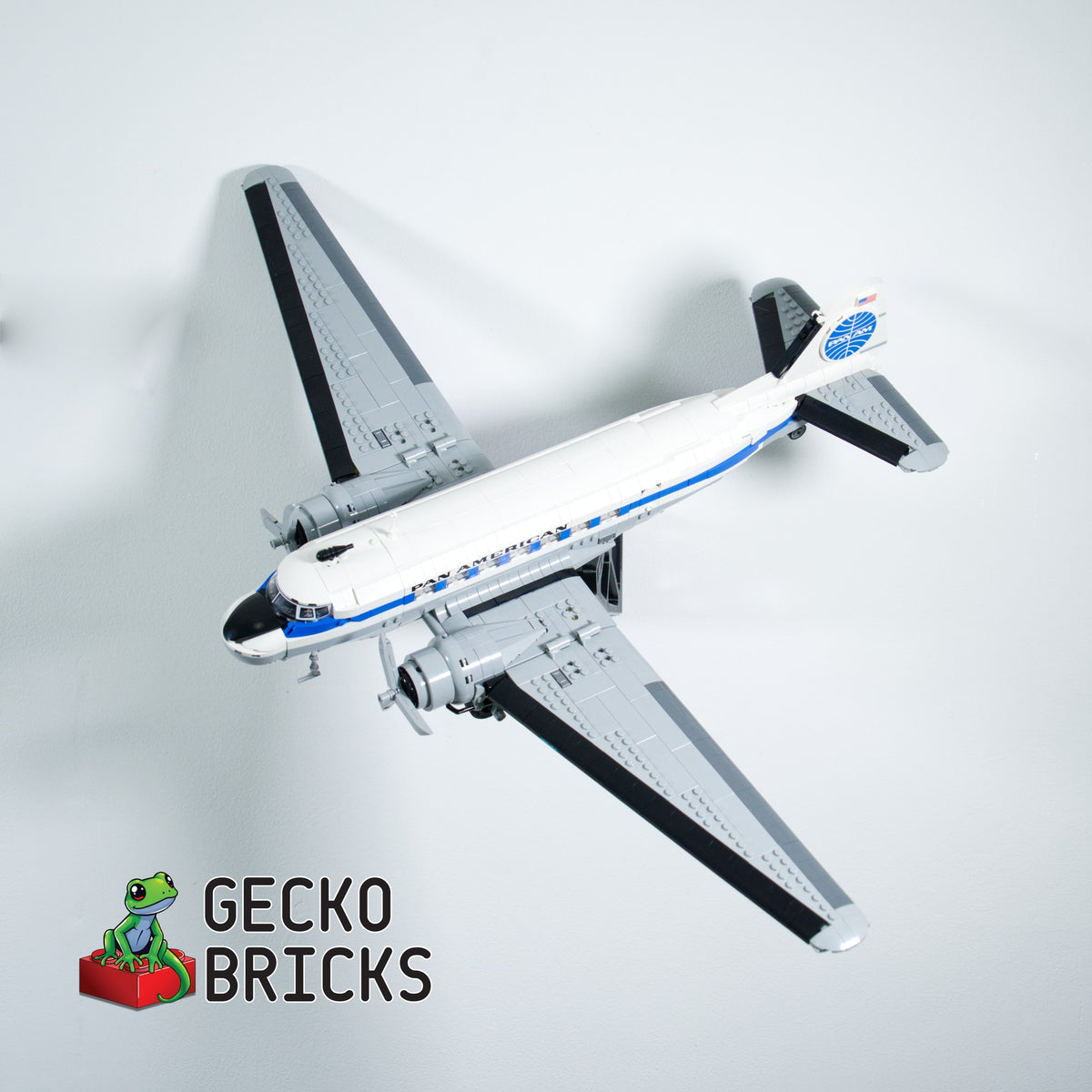 LEGO® PanAm DC-3 11378 zwevend aan de muur met premium wandbeugel - aanzicht 7