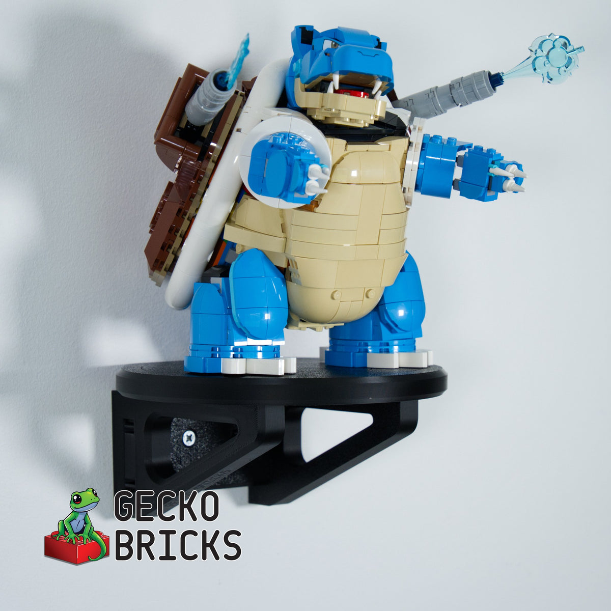 LEGO® Pokémon Blastoise 72153 aan de muur met premium wandbeugel - vooraanzicht