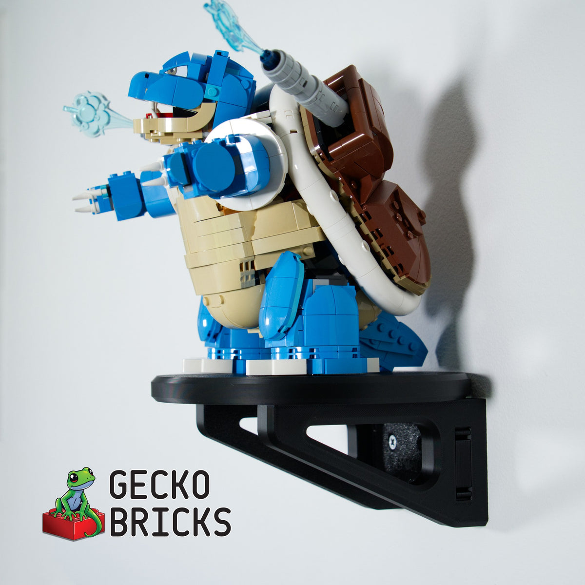 LEGO® Pokémon Blastoise 72153 zwevend aan de muur met premium wandbeugel - aanzicht 4