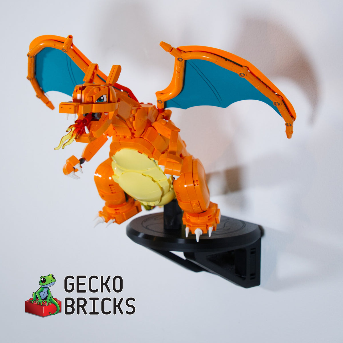 LEGO® Pokémon Charizard 72153 aan de muur met premium wandbeugel - vooraanzicht
