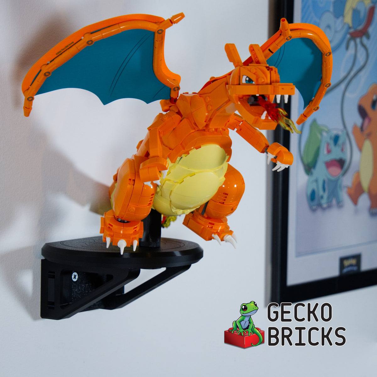 LEGO® Pokémon Charizard 72153 zwevend aan de muur met premium wandbeugel - aanzicht 2