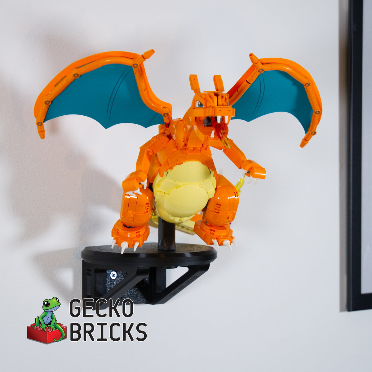 LEGO® Pokémon Charizard 72153 zwevend aan de muur met premium wandbeugel - aanzicht 3