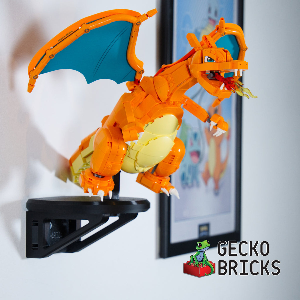 LEGO® Pokémon Charizard 72153 zwevend aan de muur met premium wandbeugel - aanzicht 4