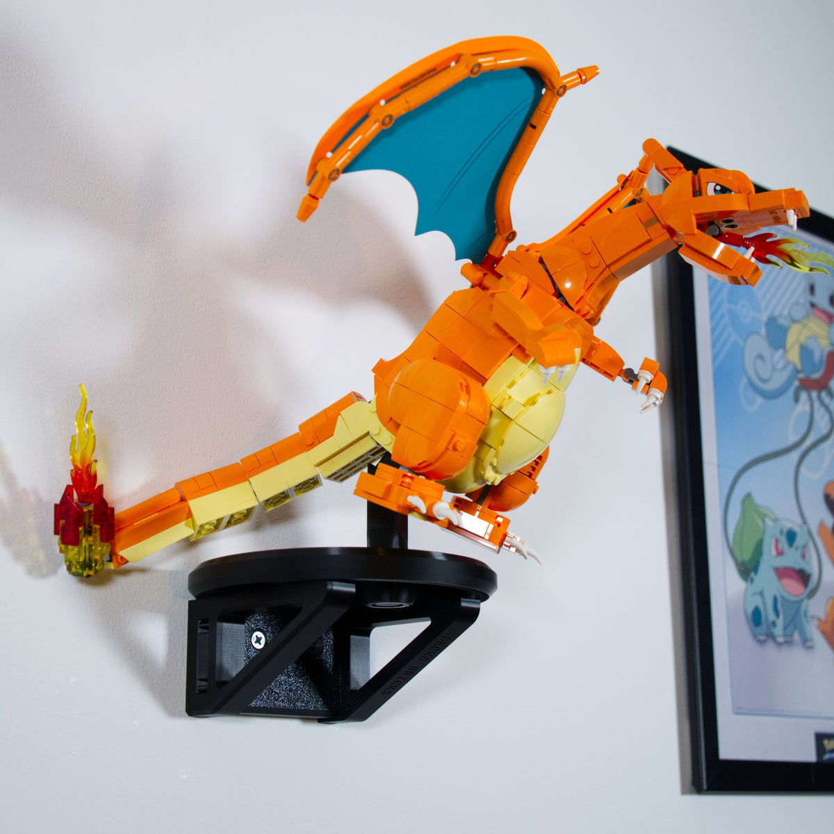 LEGO® Pokémon Charizard 72153 zwevend aan de muur met premium wandbeugel - aanzicht 5