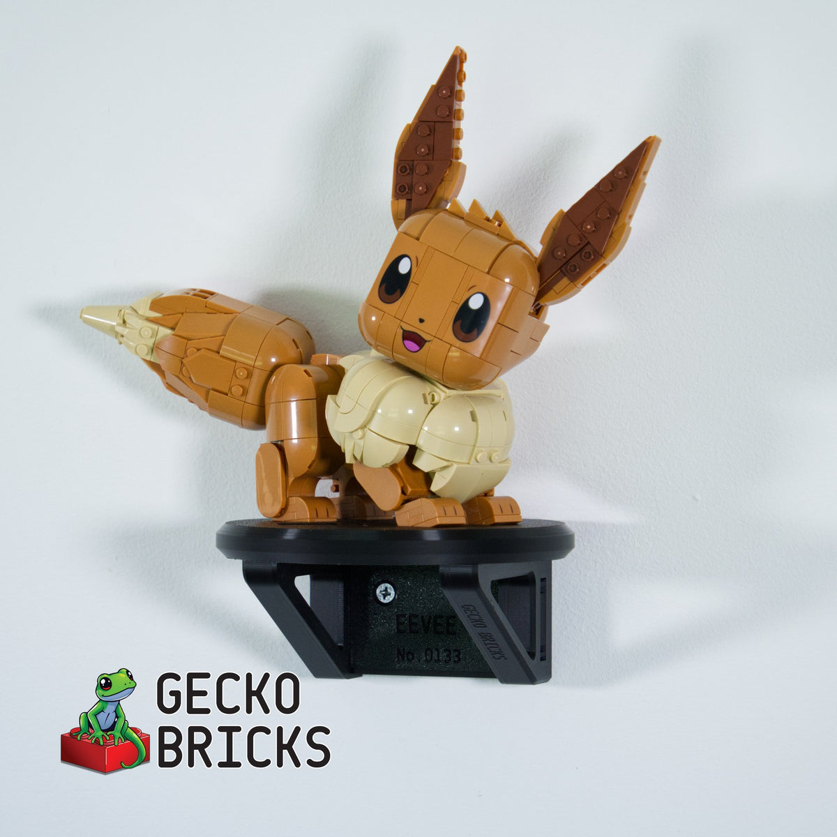 LEGO® Pokémon Eevee 72151 aan de muur met premium wandbeugel - vooraanzicht