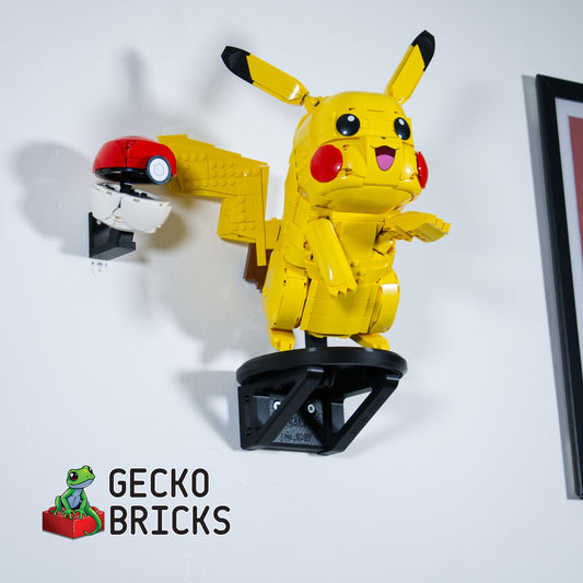 LEGO® Pokémon Pikachu en Pokéball 72152 aan de muur met premium wandbeugel - vooraanzicht