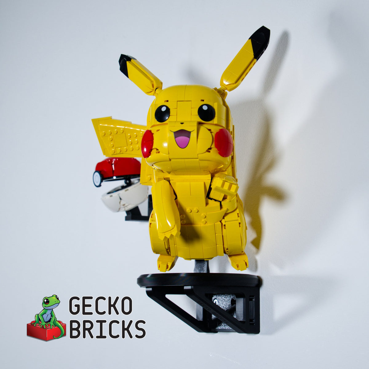 LEGO® Pokémon Pikachu en Pokéball 72152 zwevend aan de muur met premium wandbeugel - aanzicht 3