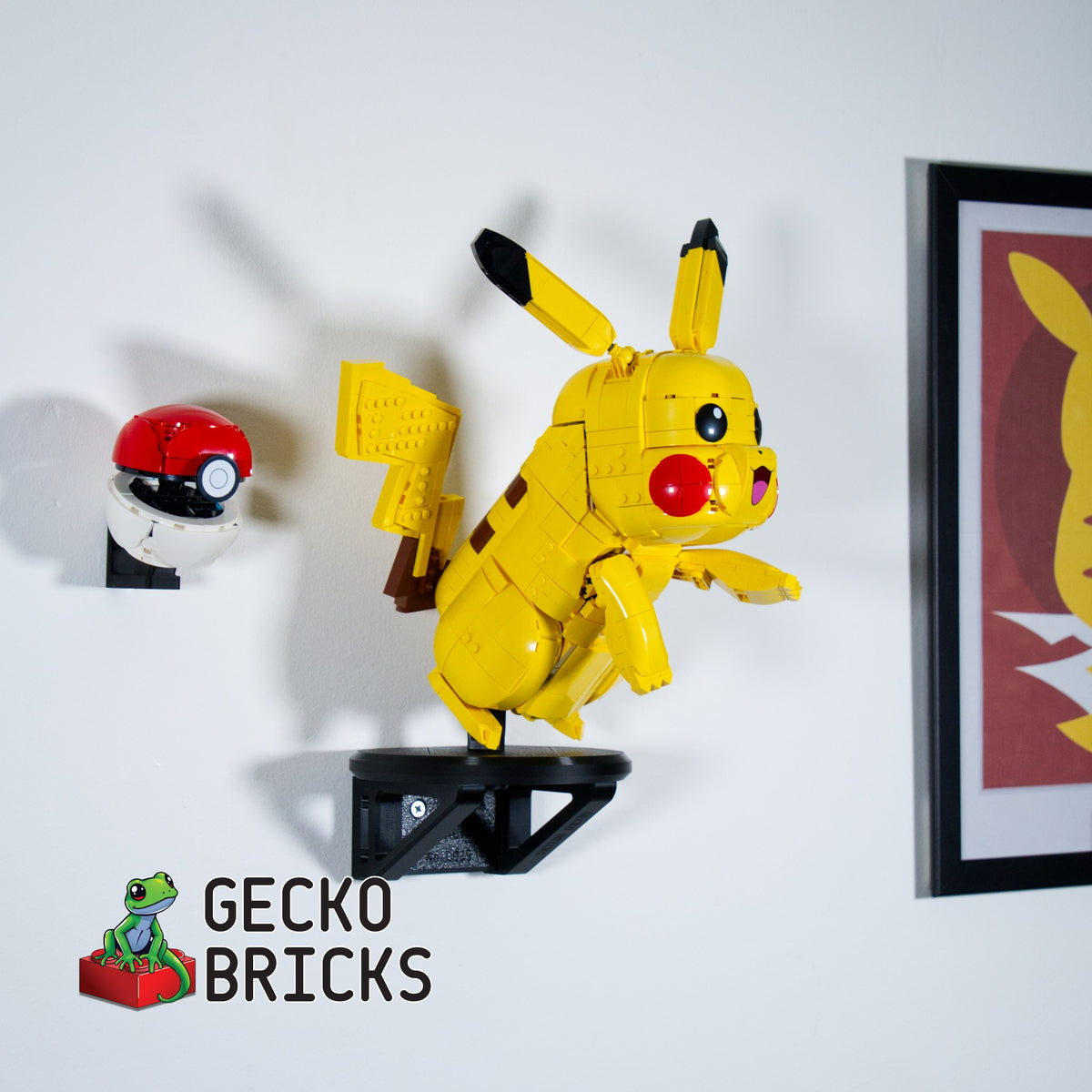 LEGO® Pokémon Pikachu en Pokéball 72152 zwevend aan de muur met premium wandbeugel - aanzicht 4