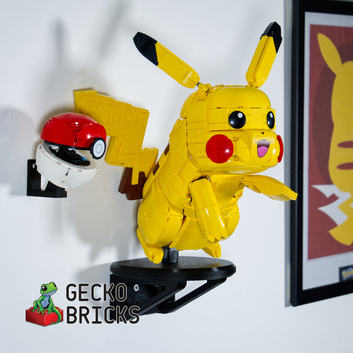 LEGO® Pokémon Pikachu en Pokéball 72152 zwevend aan de muur met premium wandbeugel - aanzicht 5