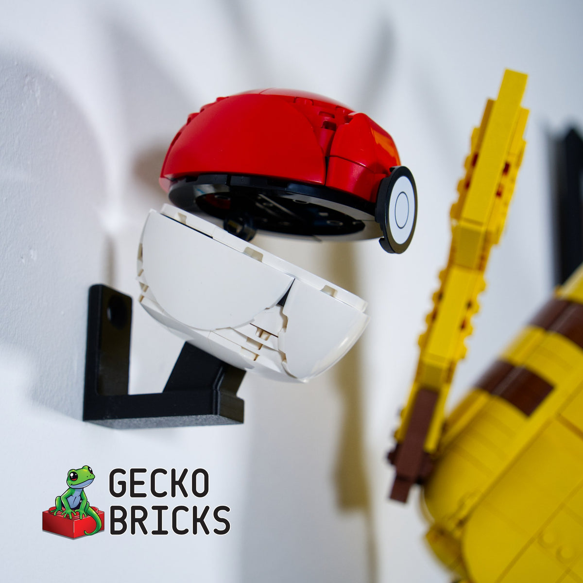 LEGO® Pokémon Pikachu en Pokéball 72152 zwevend aan de muur met premium wandbeugel - aanzicht 6