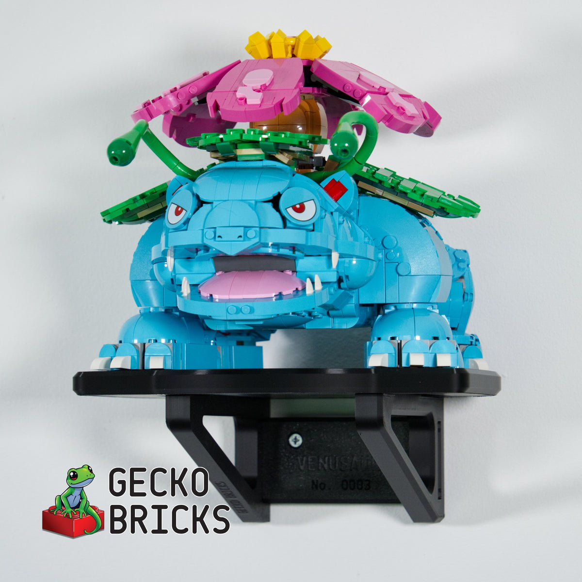LEGO® Pokémon Venusaur 72153 aan de muur met premium wandbeugel - vooraanzicht