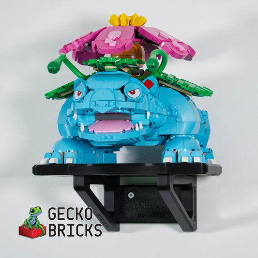 LEGO® Pokémon Venusaur 72153 aan de muur met premium wandbeugel - vooraanzicht